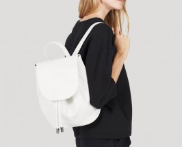 The New Everlane Backpack 6 Essentials We Re Toting Now The Petra Backpack Is Back Baby Everlane S Super Simple Luxe Version Can Be Ordered With 1 Hour Delivery In Nyc Starting This Week
