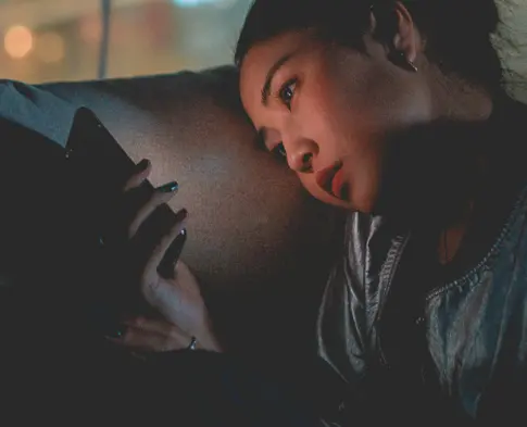 6 Everyday Habits That Are Quietly Damaging Your Eyes, According to an Eye Surgeon