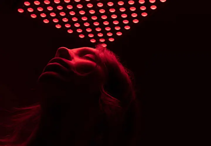 Woman receiving red light therapy treatment